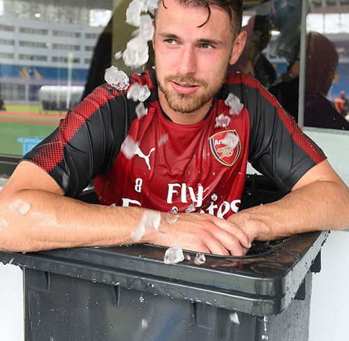 感受中國溫度!阿森納眾將集體鉆進垃圾桶