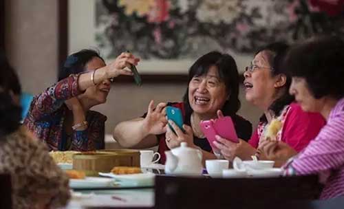 書報亭、早餐車，甚至垃圾桶都有二維碼“身份證”了。