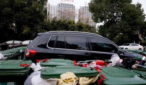 汽車被垃圾桶包圍是被惡搞還是得罪人了？
