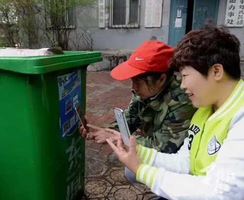 書報亭、早餐車，甚至垃圾桶都有二維碼“身份證”了。